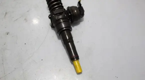 Volkswagen PASSAT B6 Fuel injector 0414220215