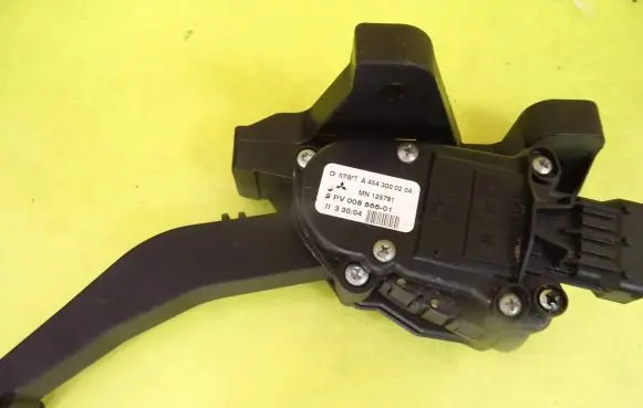 Mitsubishi Colt Accelerator throttle pedal A4543000204