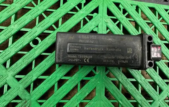 BMW 5 F10 F11 Tire pressure control unit 6864952