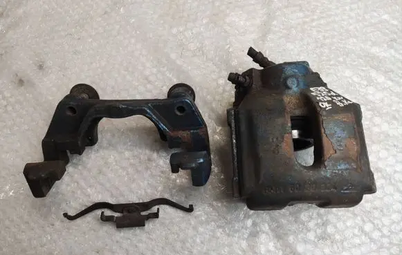 BMW 5 E39 Front brake caliper 6030324