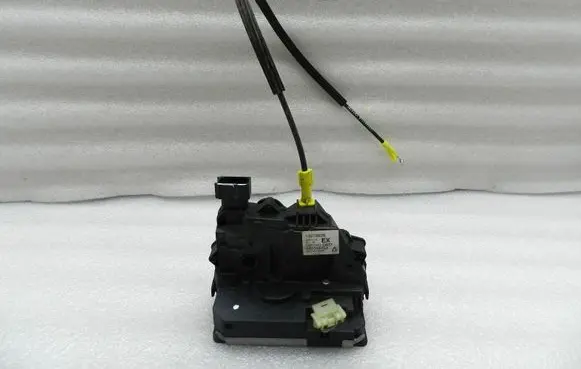 Opel Meriva B Rear door lock 13279836 13432376