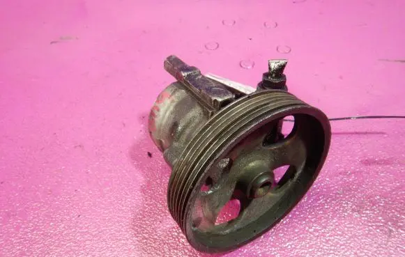 Peugeot Partner Power steering pump 9637000980