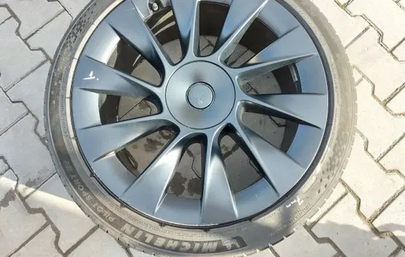 Tesla Model Y R15 summer tire 
