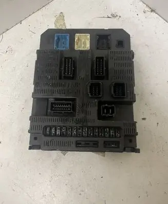 Peugeot Expert Fuse module 9664368980