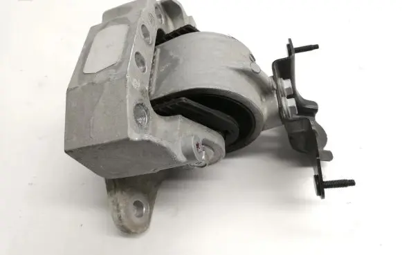 Toyota RAV 4 (XA50) Engine mount bracket