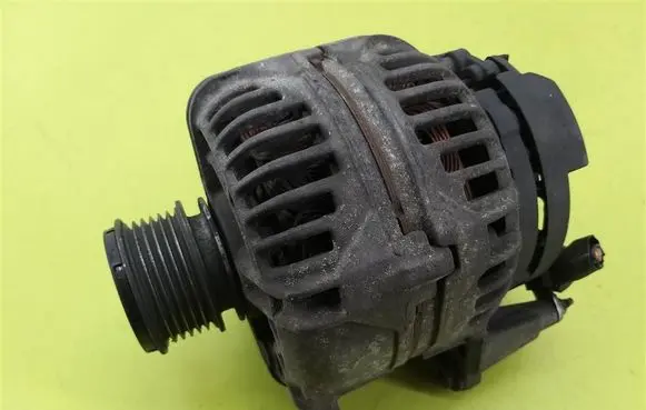 Volkswagen Golf IV Generator/alternator 028903028E