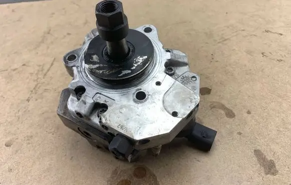 BMW 3 E90 E91 Fuel injection high pressure pump 8511824 13518511824