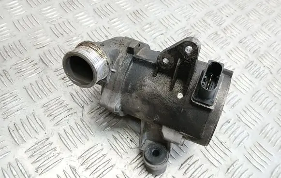 BMW 1 E82 E88 Water pump 7586928