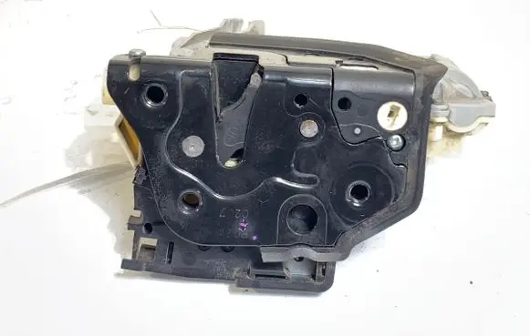 Volkswagen PASSAT B6 Front door lock 3C1837016A