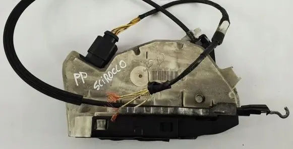 Volkswagen Scirocco Front door lock 5N1837016C