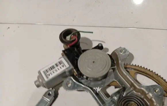 Toyota Yaris Front door window regulator motor 8572052020