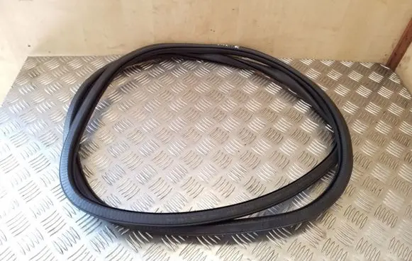 Volkswagen Touareg I Rear door rubber seal (on body) 7L0867367G