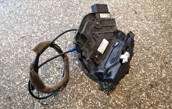 Mazda 5 Front door lock 3N6AA21812MF