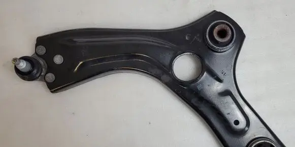 Nissan Juke II F16 Front control arm 057733R