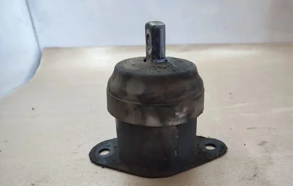 Honda Accord Engine mount bracket