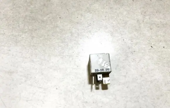 Volkswagen PASSAT B5 Other relay 8d0951253
