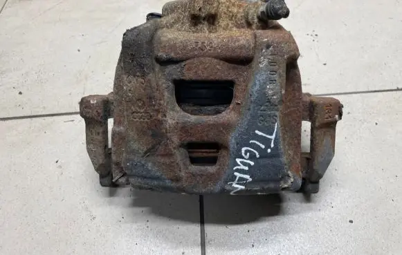 Volkswagen Tiguan Front brake caliper