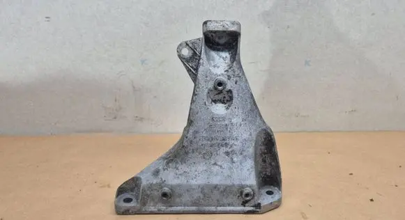 Engine mounting bracket