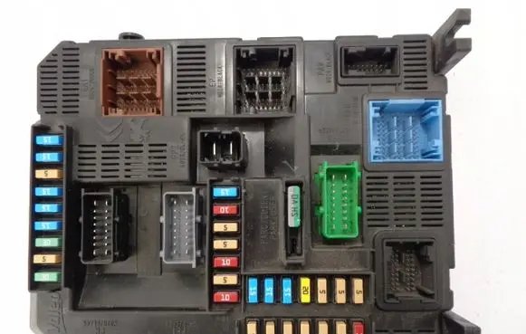 Peugeot 2008 I Fuse module 9819850080