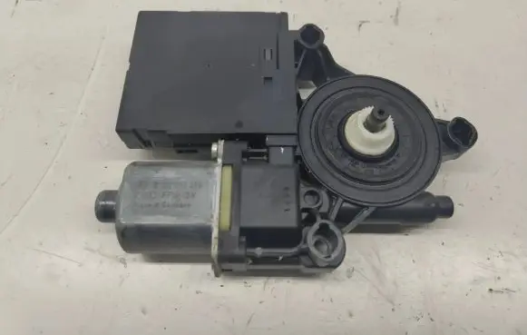 Volkswagen PASSAT B6 Front door window regulator motor 0130822451