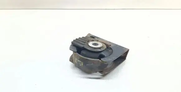 Toyota RAV 4 (XA30) Engine mount bracket