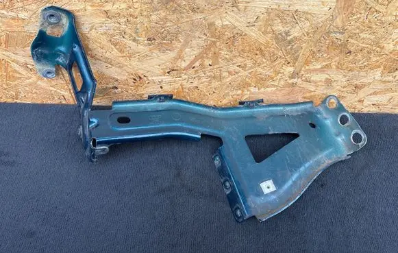 Audi e-tron Fender mounting bracket 4KE803503 1K2803503B