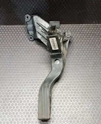 Ford Mondeo Mk III Accelerator throttle pedal 2S719F836DA 628500000380