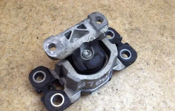 Engine mount bracket