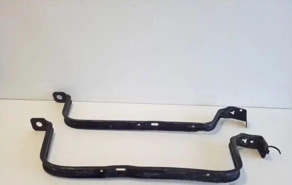 Fuel tank mounting bracket