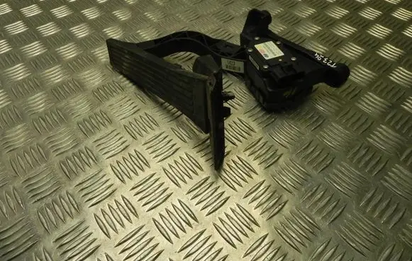 Hyundai i40 Accelerator throttle pedal 327272T900 T2324