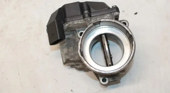 Volkswagen Golf V Throttle valve 03G128063A