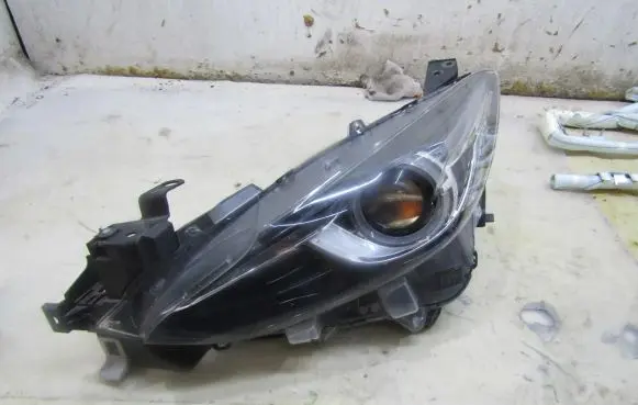 Mazda 3 III Headlight/headlamp