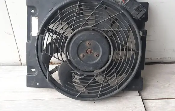 Opel Astra F Radiator cooling fan shroud 093682