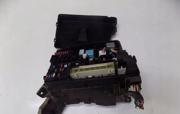 Toyota Auris 150 Relay mounting block 8266202190