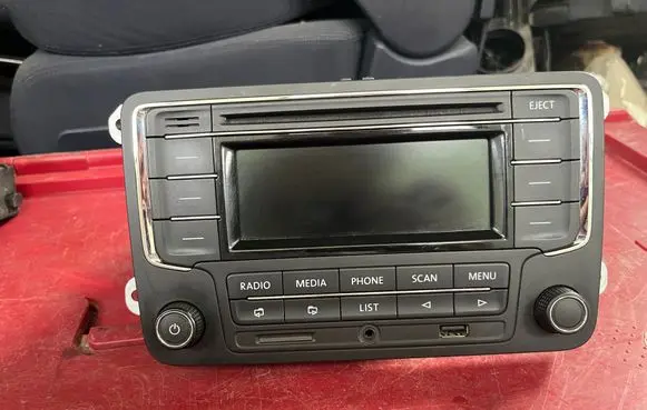Volkswagen Jetta V Radio/GPS head unit trim 90207543047100 3AD035185