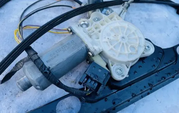 Mercedes-Benz Vaneo W414 Front door window regulator motor a2308201042 106257102
