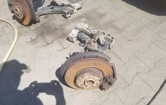 Skoda Octavia Mk2 (1Z) Front wheel hub spindle knuckle