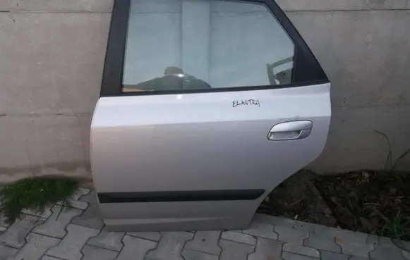Hyundai Elantra VI Rear door