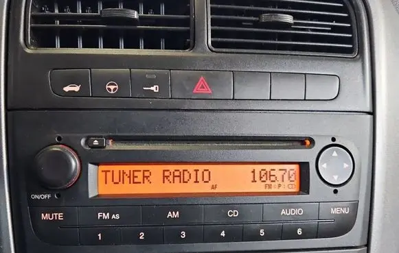 Fiat Grande Punto Radio/CD/DVD/GPS head unit 7354812940 IMPRK1574932