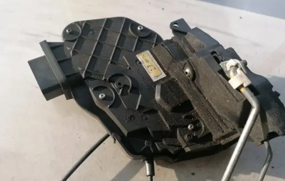 Mazda 3 I Front door lock 240015103