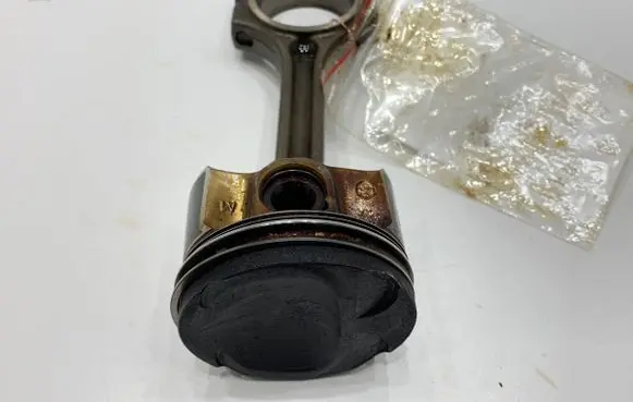 Renault Captur Piston with connecting rod 72L74