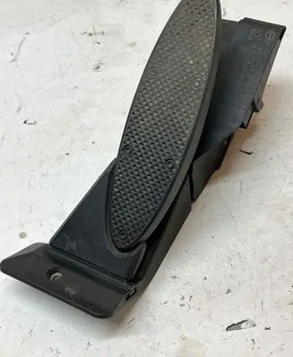 Accelerator throttle pedal