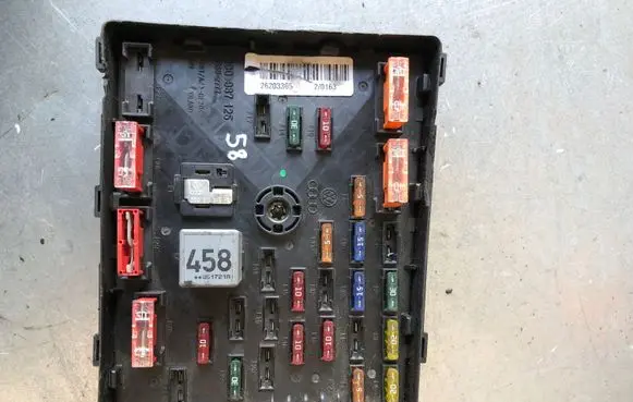 Volkswagen PASSAT B6 Fuse module 3C0937125 63592777