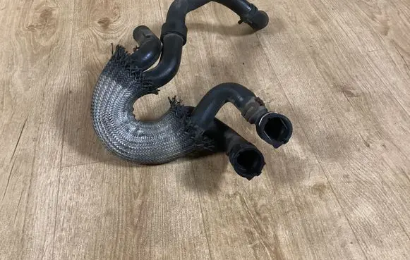 Engine coolant pipe/hose