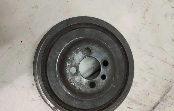 Volkswagen Golf V Crankshaft pulley 03G105243