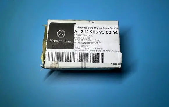 Mercedes-Benz E W212 Tailgate opening switch A2129059300
