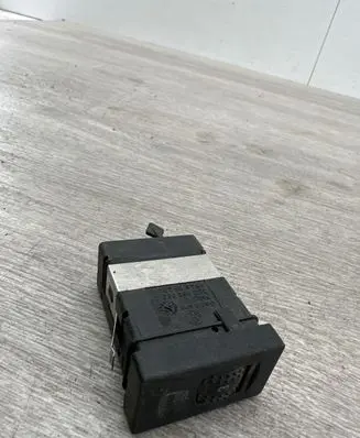 Volkswagen PASSAT B5.5 Seat heating switch 3B0963563C