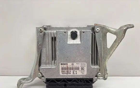 Toyota Auris 150 Engine control unit/module 8966102E10 0281013413 1039S25234