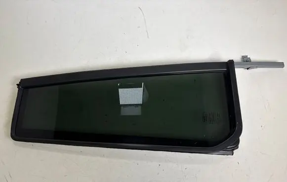 Land Rover Discovery 4 - LR4 Front door vent window glass four-door E000211