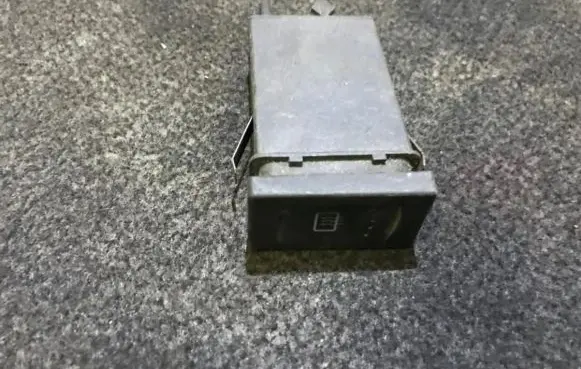 Volkswagen PASSAT B5.5 Windscreen/window heater switch 3b0959621d